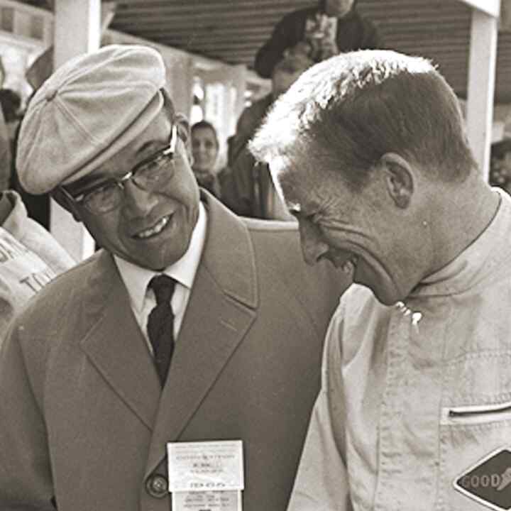 Soichiro Honda und Richie Ginther auf einer Rennstrecke.