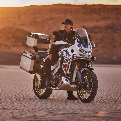 Im Gelände abgestellte Honda CRF1100 ATAs.