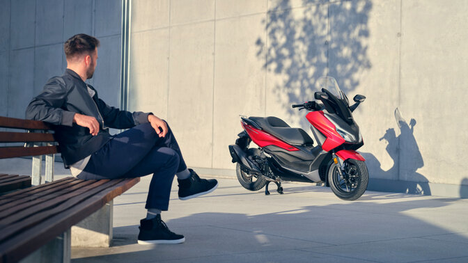 Abgestellter Honda Forza 350