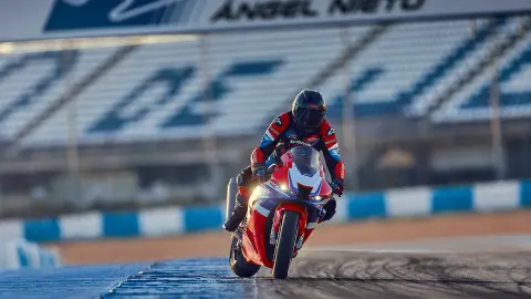 Honda CBR1000RR-R Fireblade, 3/4-Frontansicht, abgestellt auf der Rennstrecke.